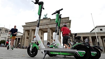 E-Scooter vor dem Brandenburger Tor in Deutschland