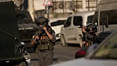 قوات الأمن الإسرائيلية تتخذ مواقعها خلال عملية عسكرية في مخيم قلنديا للاجئين، في الضفة الغربية، الأربعاء 5 أغسطس/آب 2026. (صورة من وكالة أسوشيتد برس/ليو كوريا)