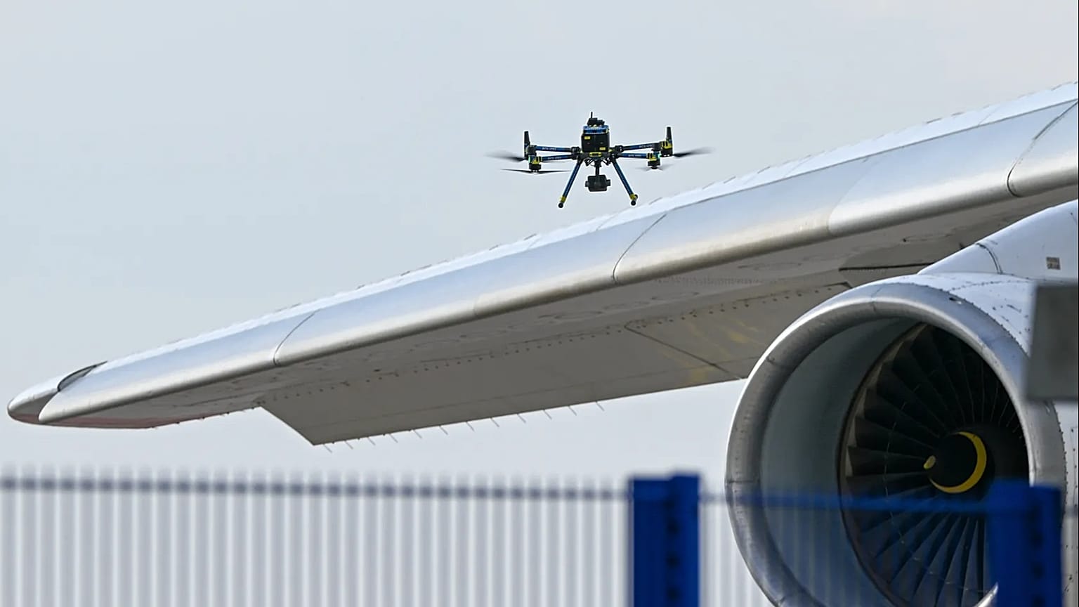 A drone carrying explosives and a detonator at Leipzig Airport put the security authorities on alert overnight to Wednesday.