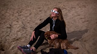 Una mujer observa el último eclipse solar de España en 2015