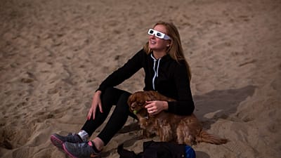 Una mujer observa el último eclipse solar de España en 2015
