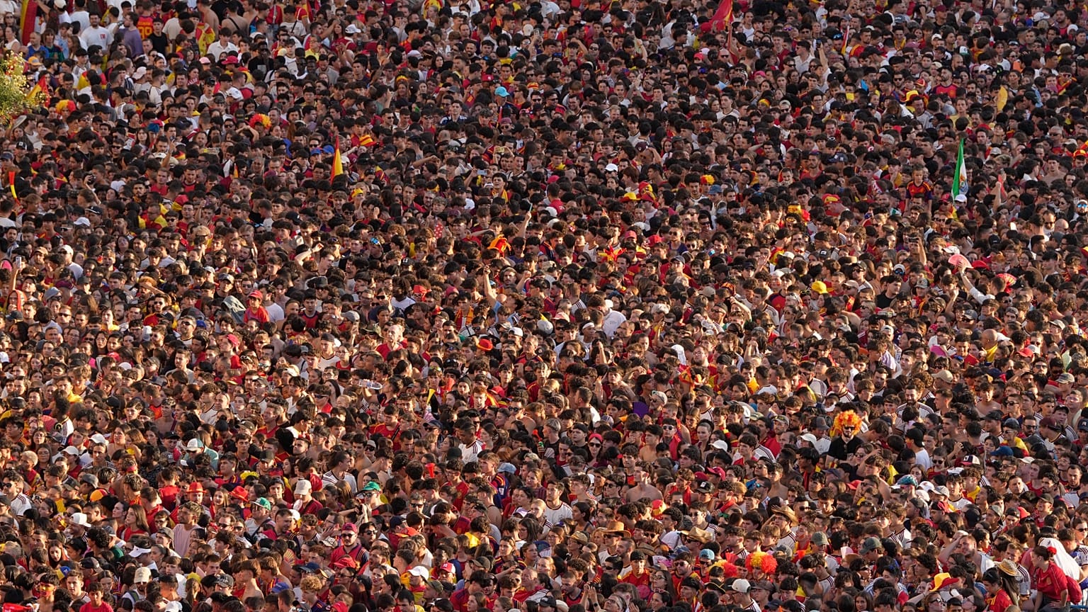 Los aficionados se agolpan a la espera de la llegada de los jugadores de la selección española a Madrid el 20 de julio de 2026.
