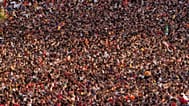 Los aficionados se agolpan a la espera de la llegada de los jugadores de la selección española a Madrid el 20 de julio de 2026.