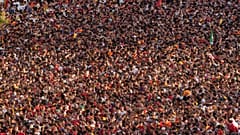 Los aficionados se agolpan a la espera de la llegada de los jugadores de la selección española a Madrid el 20 de julio de 2026.