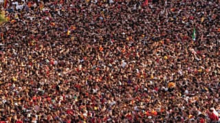 Los aficionados se agolpan a la espera de la llegada de los jugadores de la selección española a Madrid el 20 de julio de 2026.