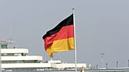 العلم الألماني يرفرف في مطار كولونيا، غرب ألمانيا، الخميس 18 أغسطس 2005. (AP Photo/ توماس كينزل)