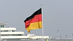 العلم الألماني يرفرف في مطار كولونيا، غرب ألمانيا، الخميس 18 أغسطس 2005. (AP Photo/ توماس كينزل)