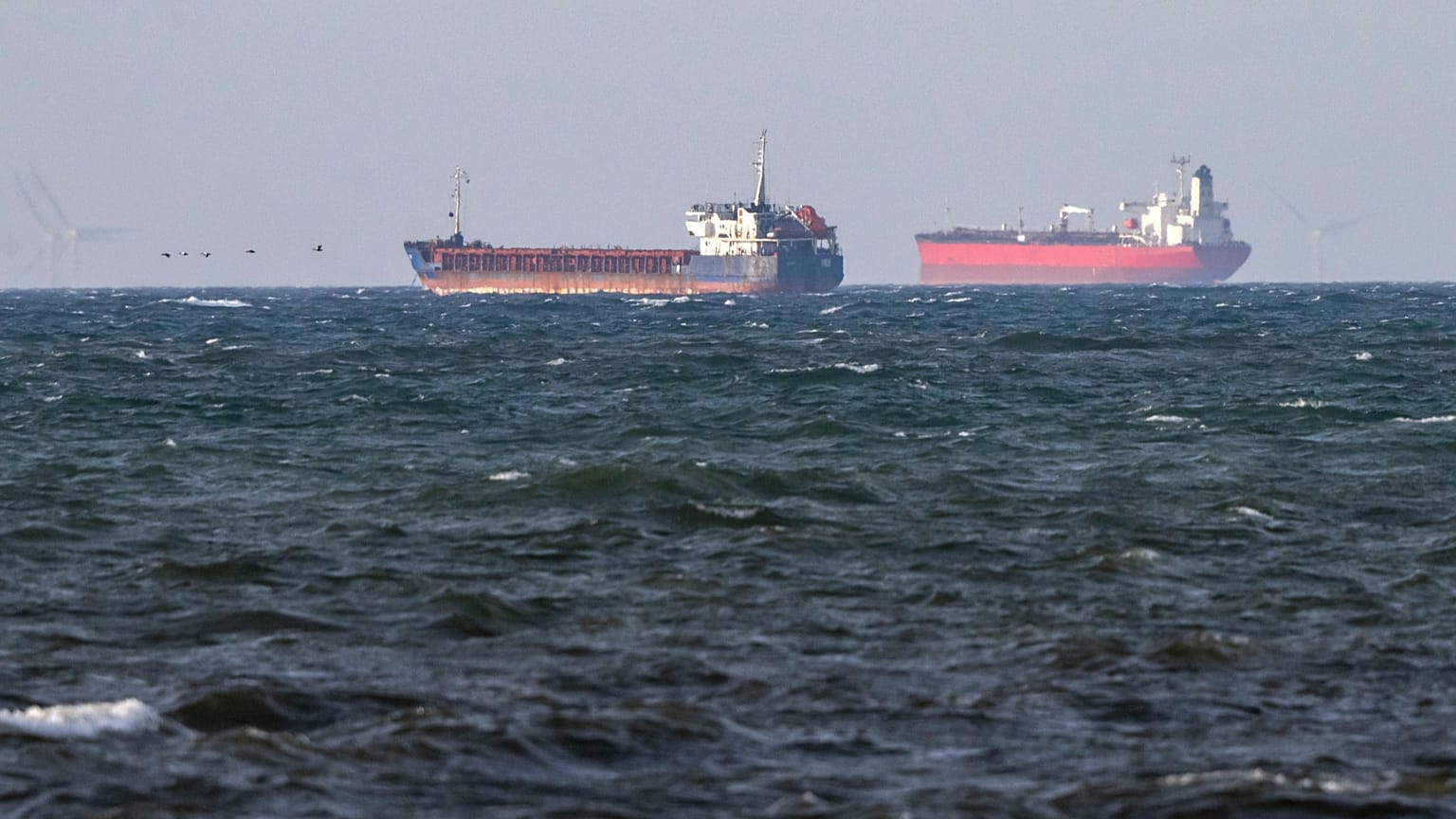 Los buques abordados Caffa, a la izquierda, y Sea Owl I, fondeados uno junto al otro frente a Trelleborg, 13 de marzo de 2026