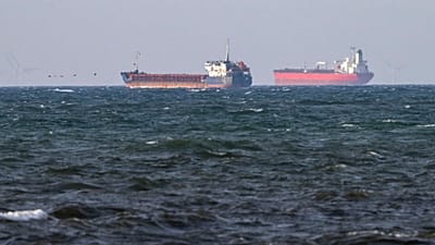 Le navi abbordate Caffa, a sinistra, e Sea Owl I, ancorate fianco a fianco al largo di Trelleborg, il 13 marzo 2026