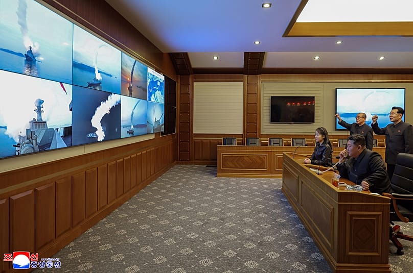 Kim Jong-un observa lo que el Gobierno describe como lanzamientos de misiles de crucero desde un destructor naval, 10 de marzo de 2026