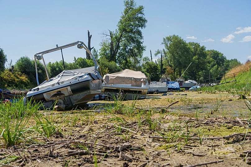 Recreational boats lie aground in the nearly dry Mühlarm, 6 August, 2026