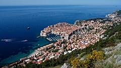 La Città Vecchia di Dubrovnik, in Croazia, si estende lungo la costa del Mare Adriatico, lunedì 27 aprile 2026.