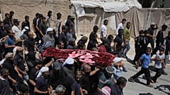 تشييع جثمان الناشط الفلسطيني عودة الهذالين في قرية أم الخير بالضفة الغربية، بعد مقتله برصاص مستوطن إسرائيلي، 7 آب 2025.