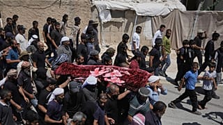 تشييع جثمان الناشط الفلسطيني عودة الهذالين في قرية أم الخير بالضفة الغربية، بعد مقتله برصاص مستوطن إسرائيلي، 7 آب 2025.