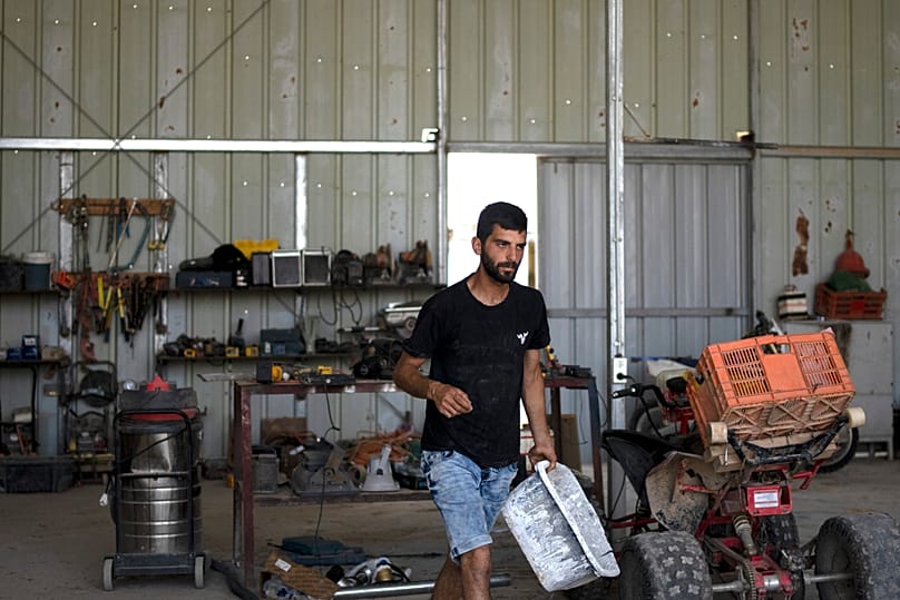 المستوطن ينون ليفي في مزرعته بتلال الخليل الجنوبية في الضفة الغربية، 12 مايو/أيار 2024.