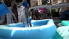 Várias crianças brincam em piscinas insufláveis, Roma, Itália, 5 agosto 2026