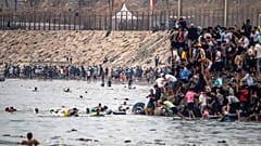 Migrantes regressam a Marrocos a partir do enclave espanhol de Ceuta, sexta-feira, 31 de julho de 2026