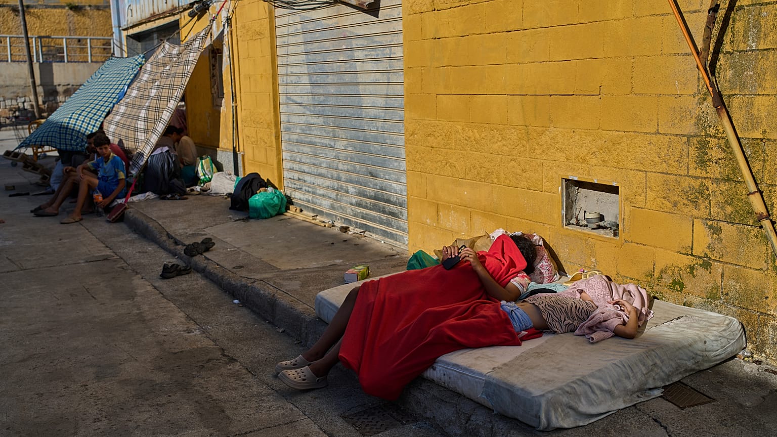 Kinder schlafen auf der Straße, Ceuta, siebter August 2026