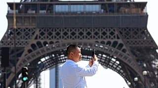 Une personne utilise son téléphone près de la Tour Eiffel à Paris, ce mercredi 31 août 2022.