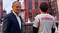Premier Donald Tusk i aktor Jessie Eisenberg w koszulce reprezentacji Polski