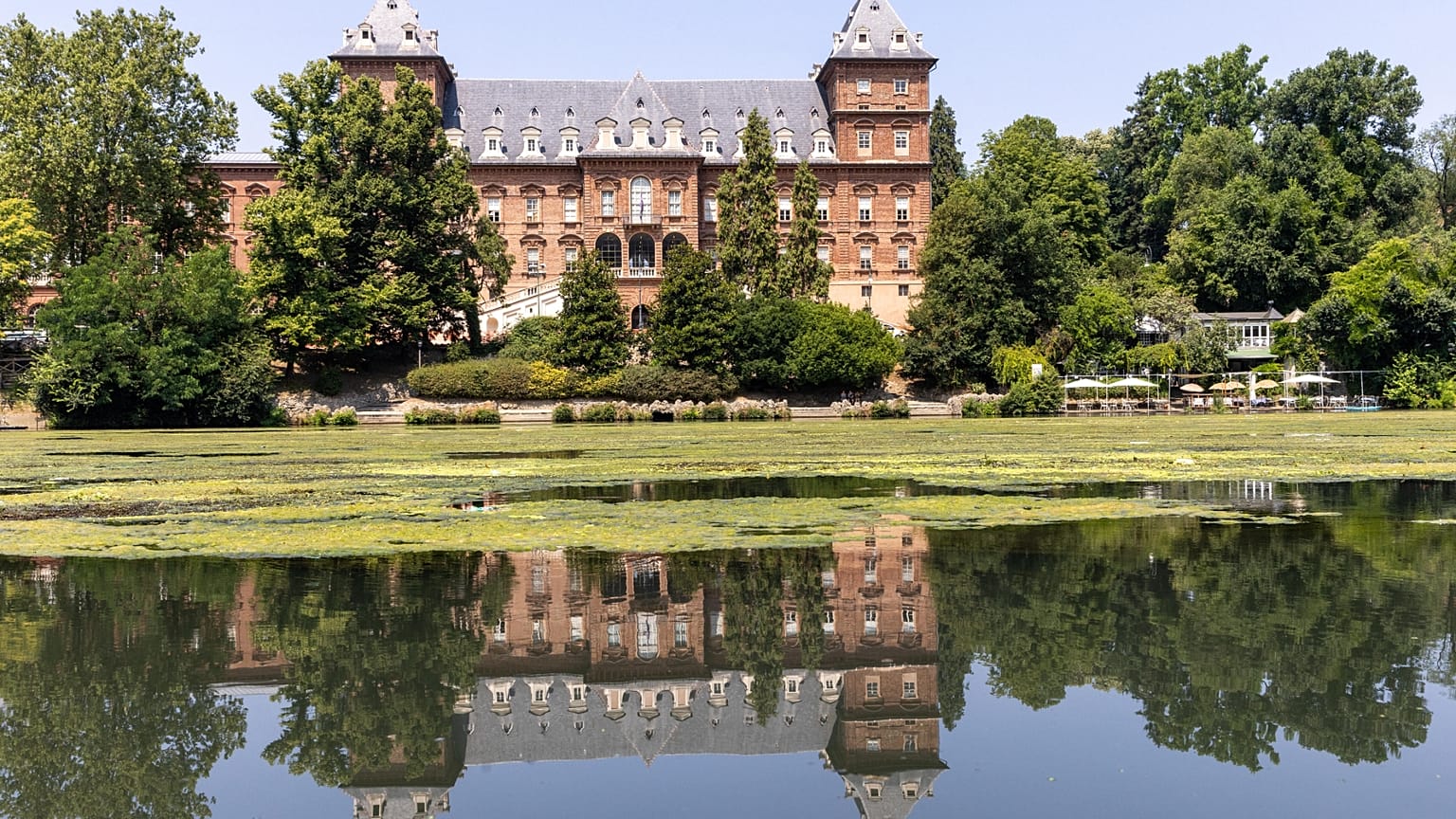 Il fiume Po, nel centro di Torino, ha dovuto affrontare una grave scarsità d'acqua, che ha portato alla crescita di piante acquatiche invasive e alghe, a Torino
