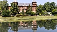 Il fiume Po, nel centro di Torino, ha dovuto affrontare una grave scarsità d'acqua, che ha portato alla crescita di piante acquatiche invasive e alghe, a Torino