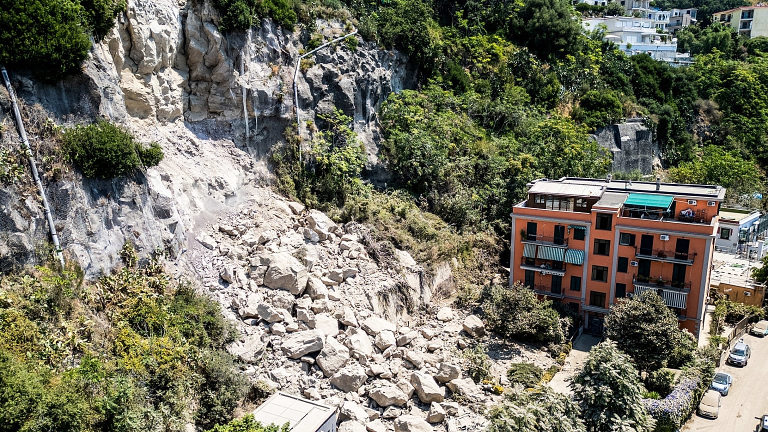Una vista dei danni causati dal terremoto di magnitudo 4,7 che ha colpito Pozzuoli, sabato 1 agosto 2026