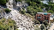Una vista dei danni causati dal terremoto di magnitudo 4,7 che ha colpito Pozzuoli, sabato 1 agosto 2026