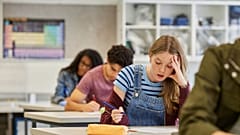 Sono pode ser mais importante do que o tempo de ecrã ou a alimentação nas notas dos adolescentes