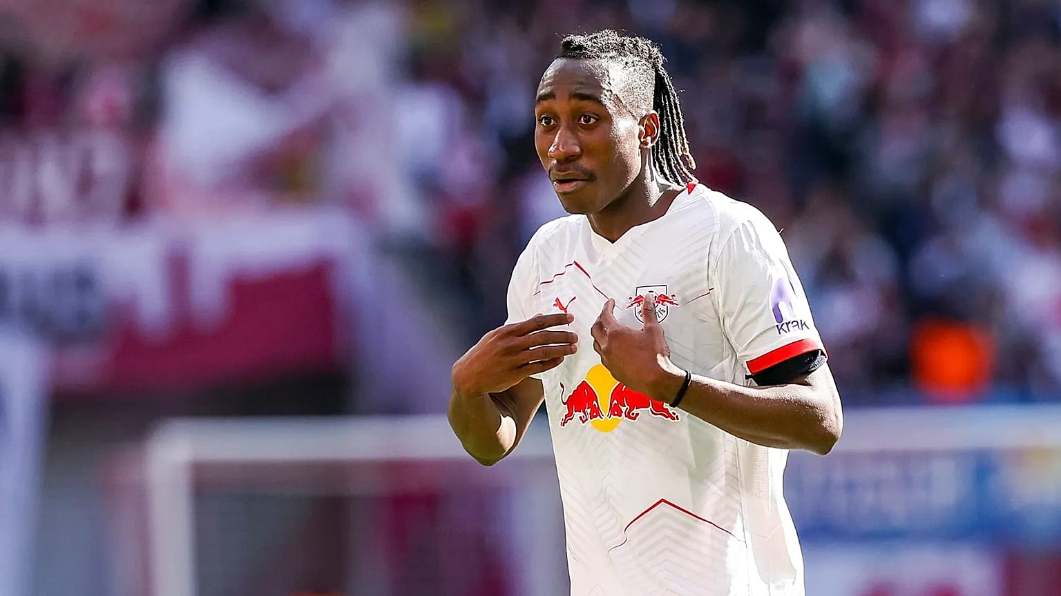 Yan Diomandé de Leipzig reacciona durante el partido de fútbol de la Bundesliga entre RB Leipzig y Borussia Mönchengladbach, en Leipzig, Alemania, el 11 de abril de 2026. 
