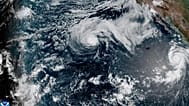 Questa immagine satellitare rilasciata dalla NOAA mostra l'uragano Fausto, al centro, e l'uragano Genevieve al largo della costa sud-occidentale del Messico - 2026