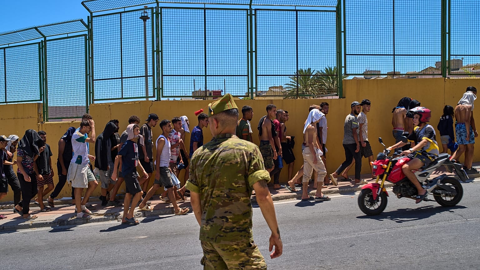 Un militar supervisa a miles de inmigrantes en Ceuta