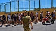 Un militar supervisa a miles de inmigrantes en Ceuta