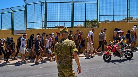 Un militar supervisa a miles de inmigrantes en Ceuta