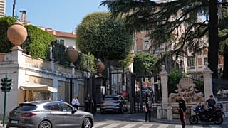 موكب يصل إلى السفارة الأمريكية في روما قبيل بدء المحادثات بين إسرائيل ولبنان على مستوى السفراء، 4 آب 2026.