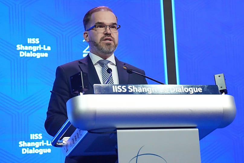 Il ministro della Difesa nazionale della Lituania Robertas Kaunas interviene allo Shangri-La Dialogue a Singapore, 30 maggio 2026