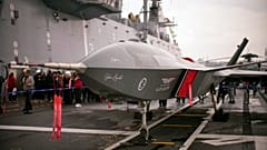 Pessoas junto de um veículo aéreo de combate não tripulado (UCAV) Bayraktar Kizilelma a bordo do navio de assalto anfíbio turco TCG Anadolu L400 ancorado em Istambul, Turquia