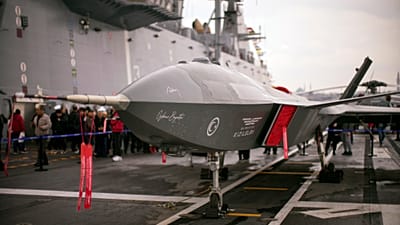 Persone accanto al drone da combattimento (UCAV) Bayraktar Kizilelma a bordo della nave d'assalto anfibia turca TCG Anadolu L400, ancorata a Istanbul, Turchia.