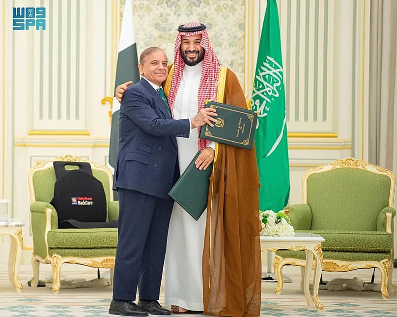 ARCHÍV – A szaúdi állami hírügynökség, a Saudi Press Agency által közreadott képen Pakisztán miniszterelnöke, Sehbáz Saríf (balra) öleléssel üdvözli Szaúd-Arábia trónörökösét, Mohamed bin Szalmánt