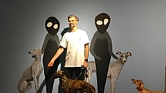 Michał Prażmo podczas wernisażu wystawy "Kurier Wakacyjny", 6.08.2026 r. Katowice