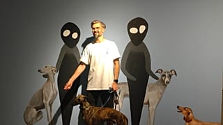 Michał Prażmo podczas wernisażu wystawy "Kurier Wakacyjny", 6.08.2026 r. Katowice