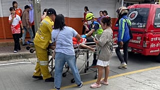 Un herido es trasladado en camilla a las afueras de una escuela donde se reportaron muertos y heridos tras un tiroteo en la provincia de Nonthaburi, el 7 de agosto.