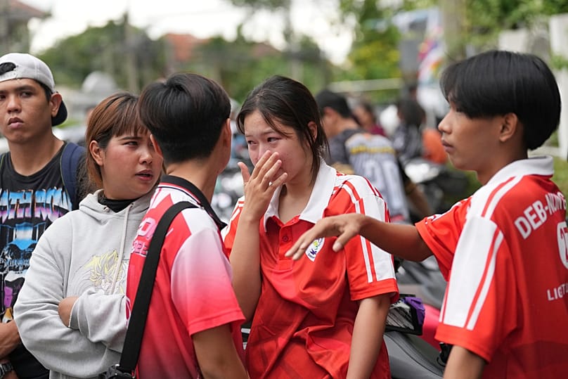Una colegiala llora a las afueras de su escuela, donde se reportaron muertos y heridos tras un tiroteo en la provincia tailandesa de Nonthaburi, el 7 de agosto de 2026
