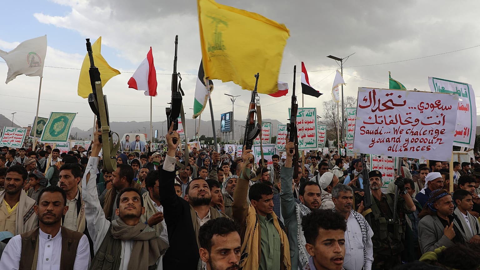 أنصار الحوثيين يحضرون مظاهرة ضد التحالف الذي تقوده السعودية في صنعاء باليمن، الجمعة 31 يوليو 2026. (AP Photo/عسامة عبد الرحمن)