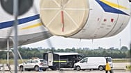 Kriminaltechniker der Polizei bereiten den Einsatz eines Sprengstoffbeseitigungsroboters in der Nähe eines ukrainischen Flugzeugs am Flughafen Leipzig/Halle vor.