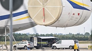 Kriminaltechniker der Polizei bereiten den Einsatz eines Sprengstoffbeseitigungsroboters in der Nähe eines ukrainischen Flugzeugs am Flughafen Leipzig/Halle vor.