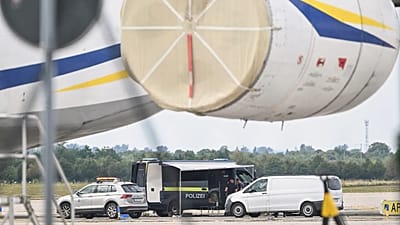Kriminaltechniker der Polizei bereiten den Einsatz eines Sprengstoffbeseitigungsroboters in der Nähe eines ukrainischen Flugzeugs am Flughafen Leipzig/Halle vor.