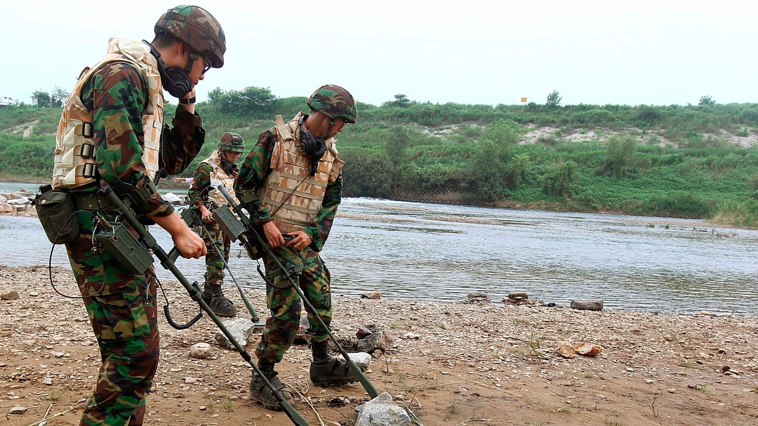 A dél-koreai hadsereg katonái aknákat keresnek a két Koreát elválasztó demilitarizált övezet közelében, Jeoncheonban, 2010. augusztus 1-jén.