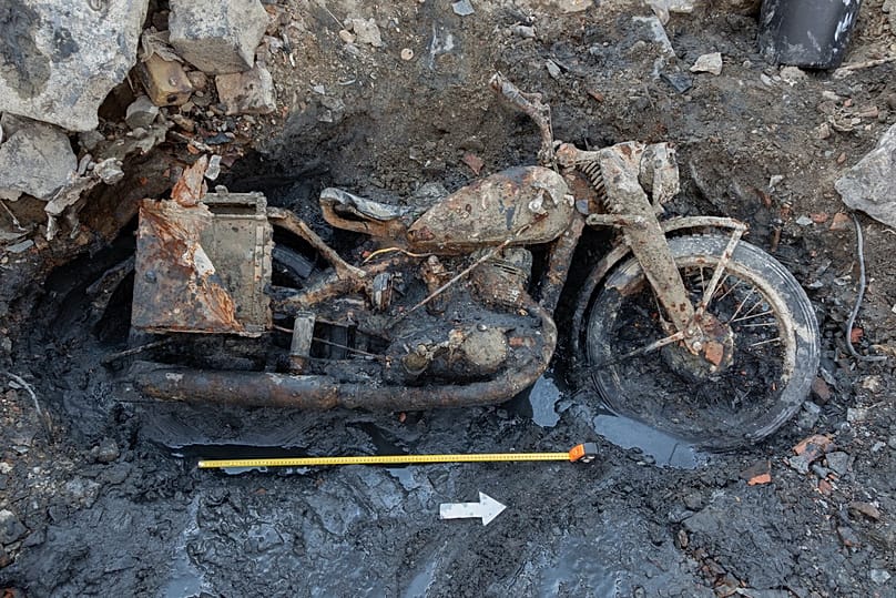 Niedrigwasser: Wehrmacht-Motorrad gefunden im Schlamm der Donau mitten Budapest. (c) Volksbund
