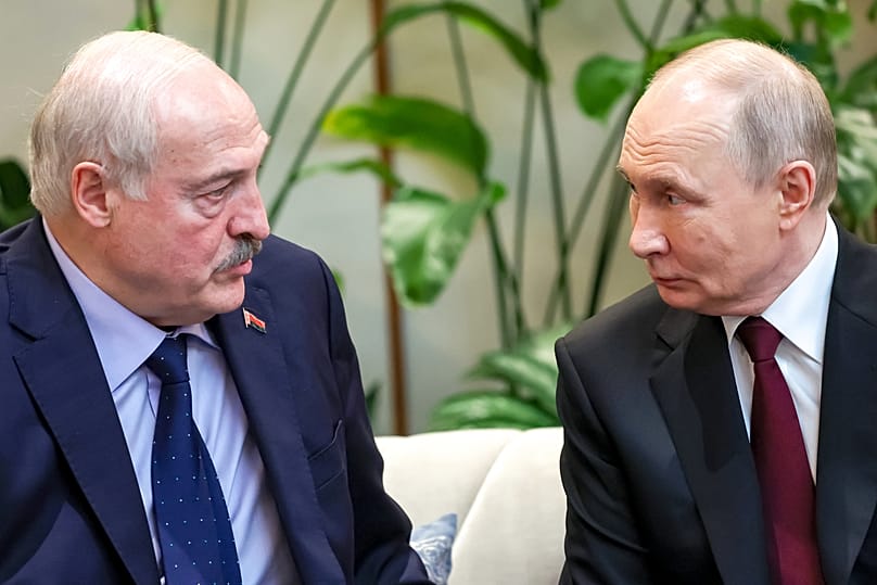 El presidente ruso Vladímir Putin, a la derecha, conversa con el presidente bielorruso Aliaksandr Lukashenka en Astaná, 29 de mayo de 2026